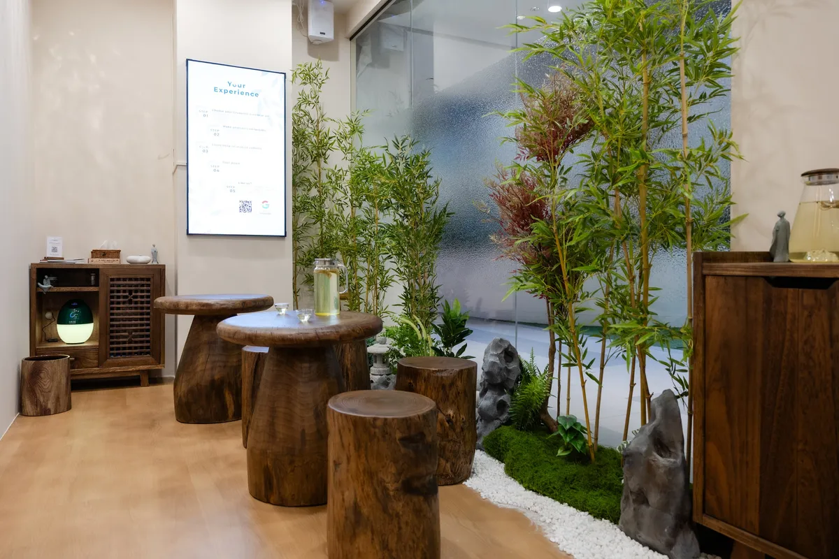 The bamboo garden lounge at O2 Light Bar, The Cathay